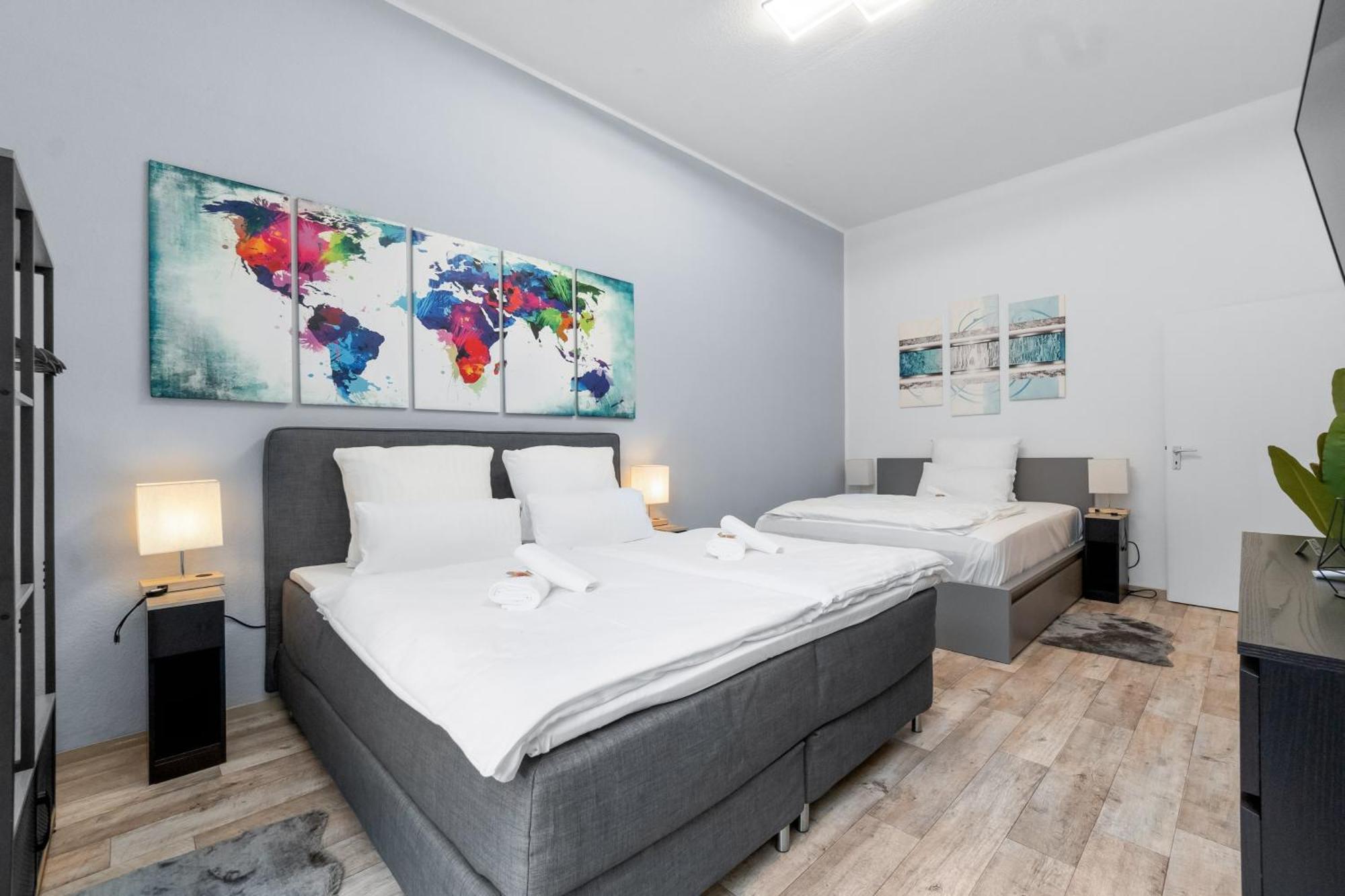 Tolles Design, Hochwertig, Vollausstattung, 3 Zimmer, Grosses Bad & Gaeste-Wc, Grosse Kueche, 3 X Smart Tv, 11 Min Zum Hbf Duisburg Buitenkant foto